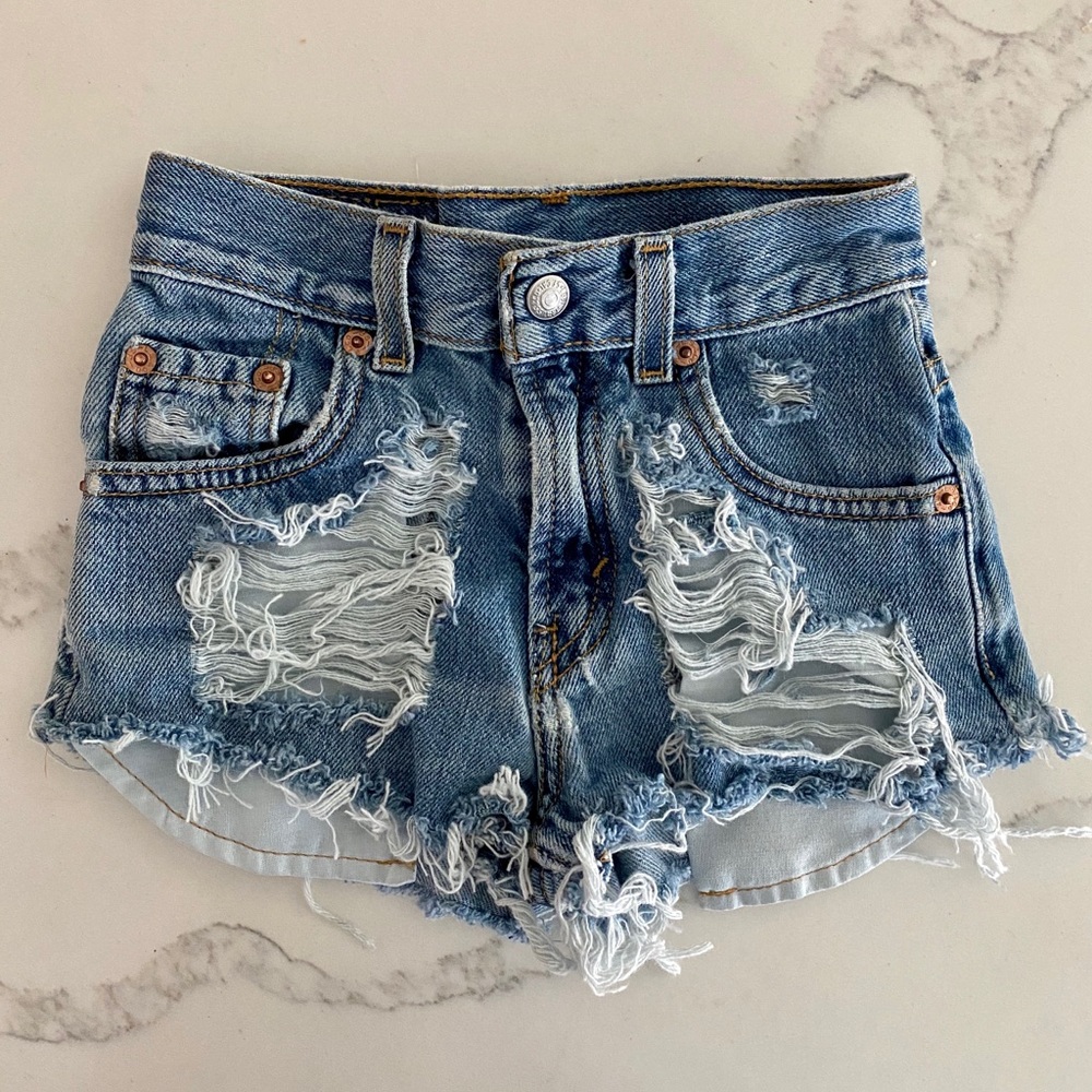 Sold out 🫶🏼 Vintage Levis size 6 cut off distressed shorts